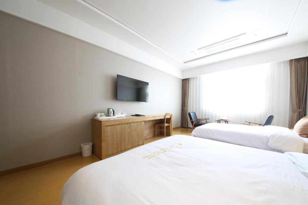 Lake 45 Hotel Naju Bagian luar foto