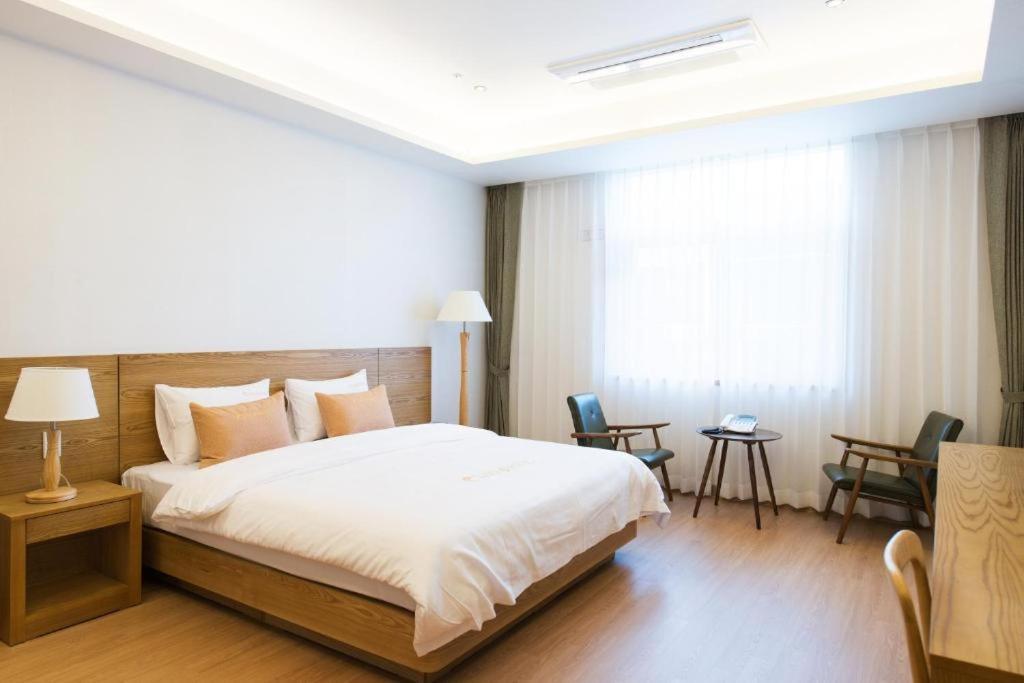 Lake 45 Hotel Naju Bagian luar foto