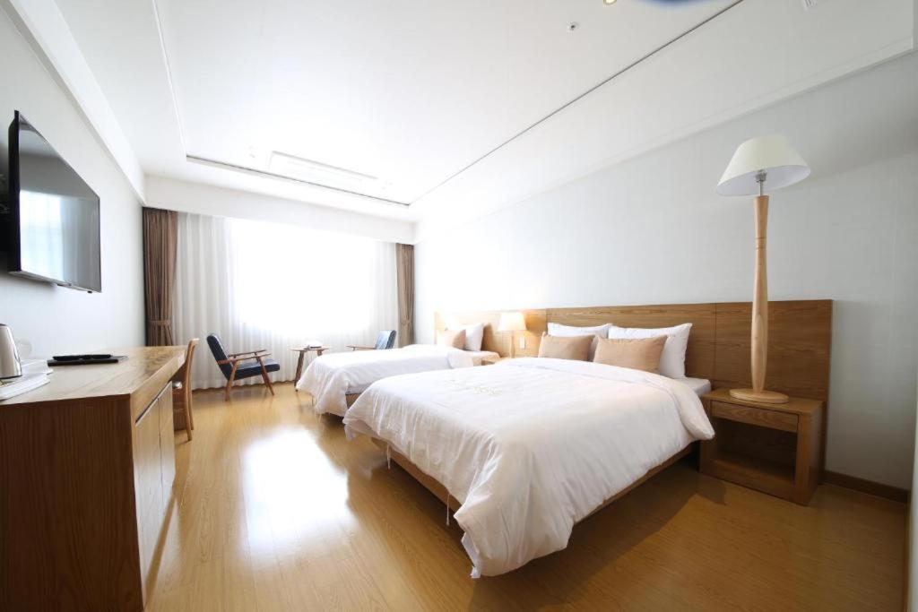 Lake 45 Hotel Naju Bagian luar foto